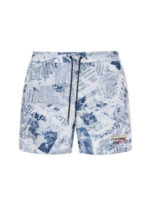 Pantaloni da bagno blu e bianchi con un design ispirato ai giornali, vita con cordino e tasche laterali. Il materiale sembra leggero e testurizzato.