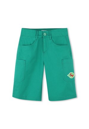 Pantaloni corti verdi in cotone, con due tasche frontali, una tasca laterale e un'etichetta con logo sul lato. Texture liscia, taglio dritto.