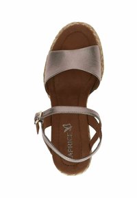 Braune Espadrille-Sandale mit einem metallischen roségoldenen Riemen mit Schnalle, einer strukturierten Innensohle und gewebten Jute-Details an der Sohle.