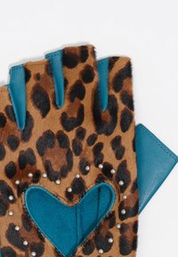 Guantes sin dedos con estampado de leopardo y detalles en color verde azulado, con un recorte en forma de corazón y tachuelas decorativas. Hechos de piel sintética texturizada y cuero.