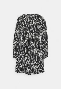 Schwarz-weißer gemusterter Kleid mit langen Ärmeln, einem Bindegürtel in der Taille und einem runden Ausschnitt. Das Material scheint leicht und strukturiert zu sein.