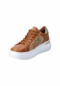 Sneaker in pelle marrone con suola bianca, caratterizzato da un design a mappa testurizzato sul lato e dettagli dorati sul tallone e sugli occhielli.