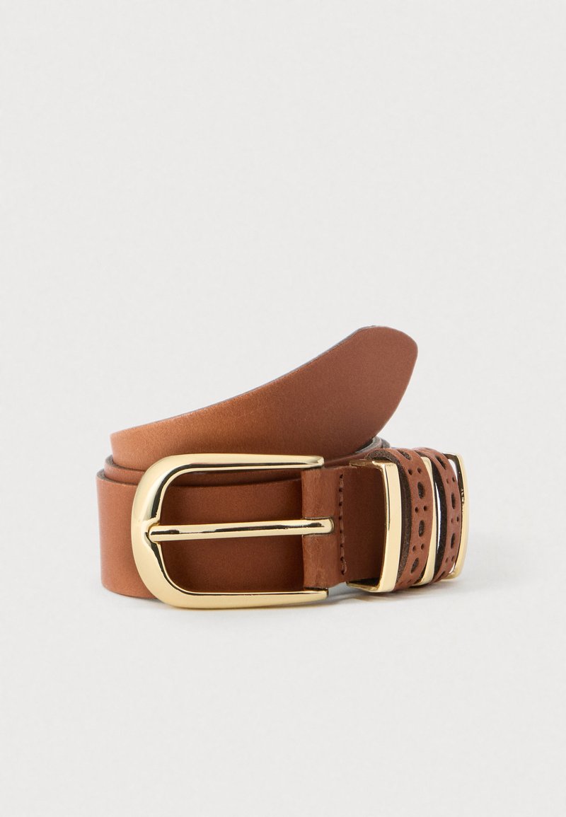 Ceinture en cuir marron avec une boucle en métal doré, présentant une finition lisse et des détails perforés près de la boucle pour un réglage de taille ajustable.