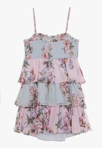 Kukkakuvioinen kerroksittain laskeutuva mekko sinisissä ja vaaleanpunaisissa sävyissä. Mekossa on ohuet olkaimet, röyhelöinen pääntie ja kerroksittain menevät kangasosat, joissa on kukkakuvioita.