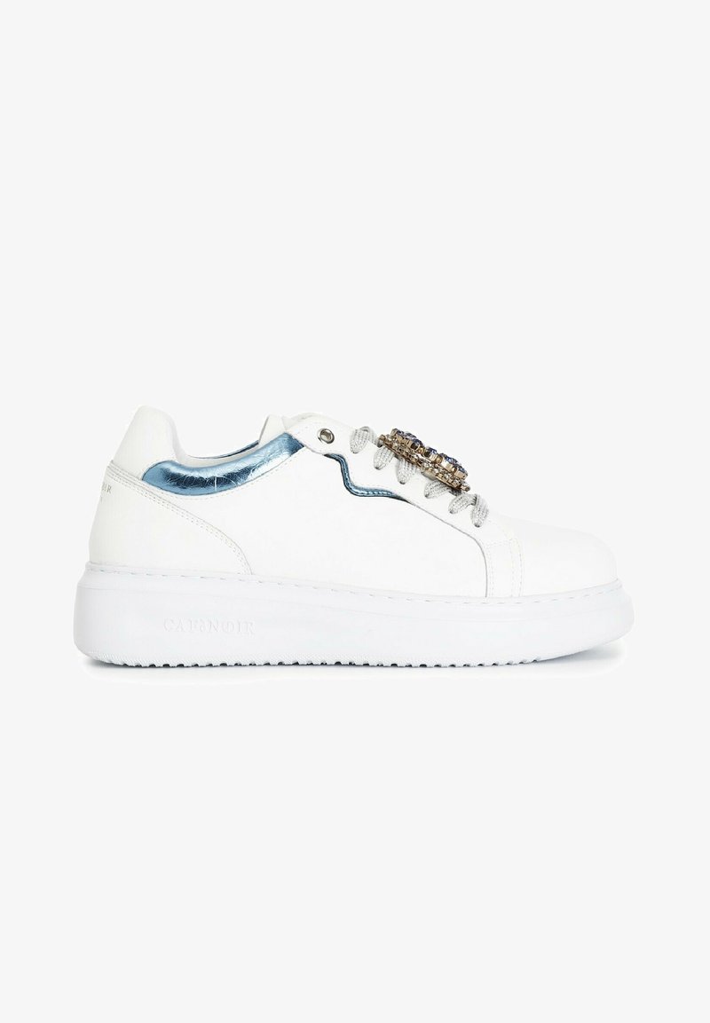 Sneaker bianco con una texture di pelle liscia e raffinata, dettagli metallici blu e decorazioni di strass sui lacci.