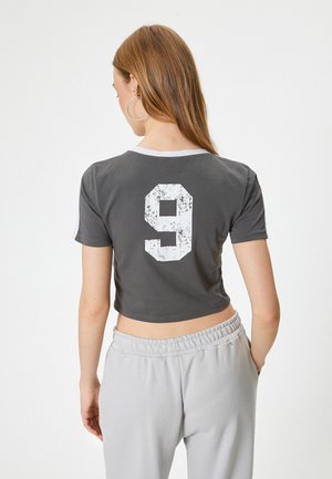 - T-shirt z nadrukiem
