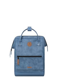 Zaino blu con una finitura liscia e opaca, maniglia superiore, tasca con zip frontale e patch con logo, dotato di spallacci regolabili e dettagli con zip.