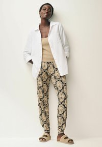 Next REGULAR FIT - Broek - black paisley print