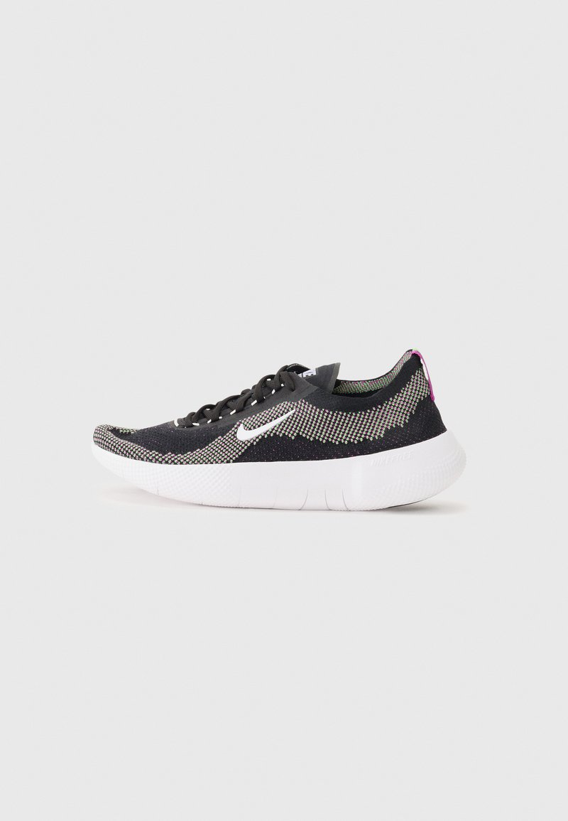 Shoe sportiv tricotat, de culoare neagră și verde, cu talpă albă, vârf rotund și parte superioară texturată, având un model discret cu puncte și șireturi negre.