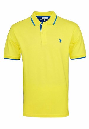 Polo shirt jaune en coton, avec des accents bleus sur le col et les manches, et un petit logo bleu sur la poitrine gauche.