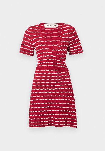 Rotes Strickkleid mit kurzen Ärmeln, weißen wellenförmigen horizontalen Streifen und V-Ausschnitt, mit der Aufschrift "DESIGNERS, REMIX".