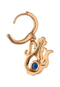 Cercei cerc aurii cu design ornamental, având un accent cu piatră prețioasă albastră. Suprafață metalică netedă și stil filigran detaliat.