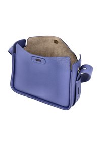 Sac à main en cuir violet avec une finition texturée, sans fermeture en haut et doté d'une large sangle. L'intérieur est en daim beige avec une fermeture magnétique et des bords lisses.