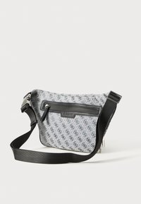 Bolso cruzado de tela gris con detalles en cuero negro, que cuenta con un bolsillo con cremallera, correa ajustable y un patrón de logo repetido.