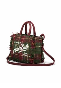 Sac à main à carreaux verts et bordeaux avec des bords frangés, des poignées bordeaux et le texte "Rêver du Paradis d'Hiver à Saint Barth" brodé à l'avant.