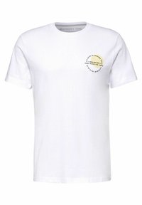 Bílý bavlněný tričko s krátkým rukávem, na levém hrudníku s kulatým potiskem v černé a zlaté, obsahující text uvnitř kruhového designu.