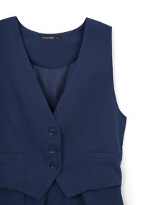 Gilet sans manches bleu marine avec un profond décolleté en V, fermeture à quatre boutons et deux poches latérales. Lignes épurées en tissu lisse.
