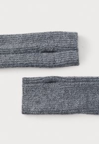 Grå stickade tygband med ett texturerat ribbat mönster. Varje huvudband har ett elastiskt band för säker passform.