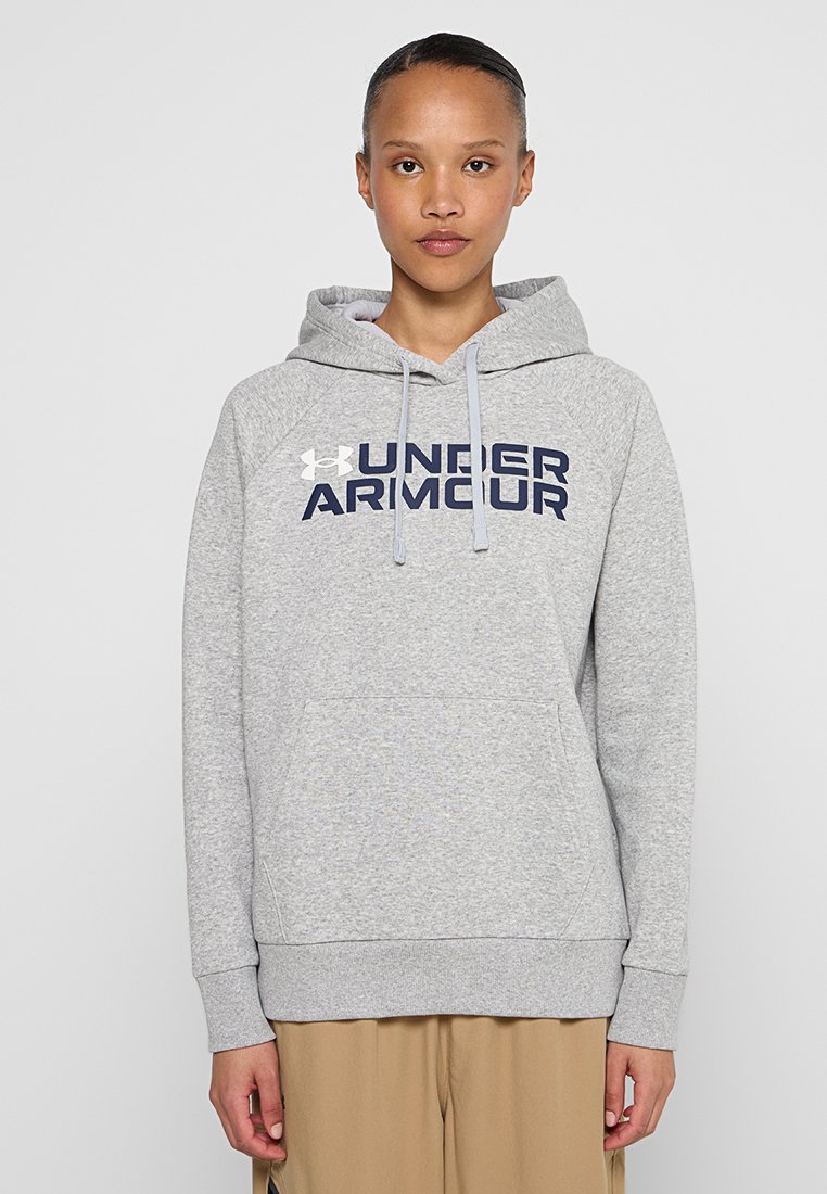 Sudadera gris con capucha, que presenta un gran logo en navy "UNDER ARMOUR" en el pecho y un bolsillo tipo canguro en la parte frontal.