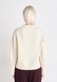 Gina Tricot CREW NECK - Stickad tröja - gardenia