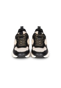 Baskets noires et crème avec un dessus en mesh, des accents en cuir texturé et des lacets dorés métalliques ; bout arrondi et semelle robuste.
