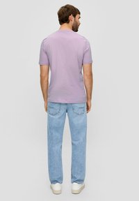 s.Oliver MIT GROSSEM LABEL - T-shirt print - flieder