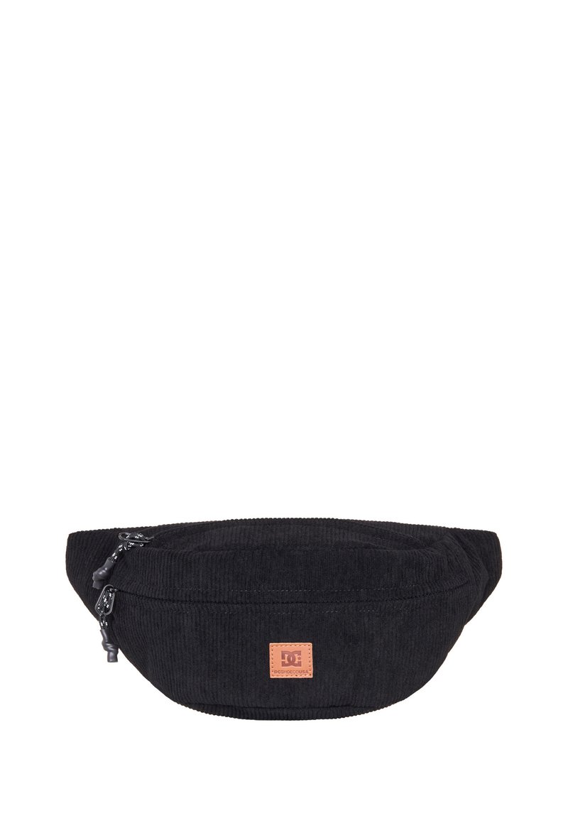 Svart kordflord fanny pack med dragkedjestängning, böjd form och en liten brun märkeslapp på framsidan. Texturerad tyg.