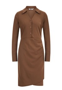 Brun långärmad klänning med krage, v-formad framdel, knäppning och en draperad omslagdesign för en figurnära silhuett.
