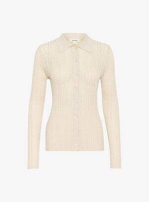 Hellbeige cardigan mit langen Ärmeln aus Rippstrick, mit Kragen und vorderer Knopfleiste, akzentuiert durch durchsichtige Knöpfe.