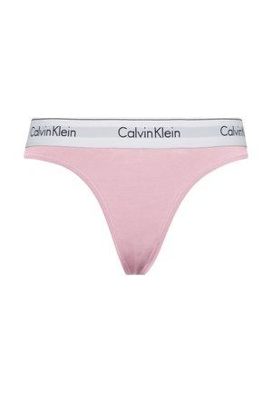 Roze katoenen string met een witte tailleband waarop het "Calvin Klein"-logo in zwart is gedrukt. Glad van textuur, minimalistisch ontwerp en nauwsluitende vorm.