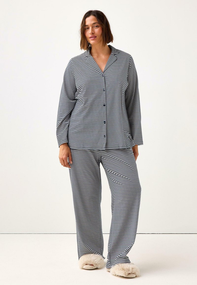 Set di pigiama a righe con top button-up, colletto e maniche lunghe, abbinato a pantaloni larghi. Realizzato in tessuto morbido.
