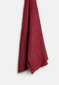 Czerwony szalik wykonany na drutach z prążkowaną teksturą, charakteryzujący się miękkim, elastycznym materiałem, zwężanymi końcami i swobodnym, luźnym wyglądem.