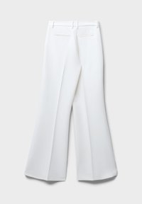 Weiße, ausgestellte Hosen aus glattem Material mit einem Taillenbund, Gürtelschlaufen und zwei Gesäßtaschen mit dezenter Paspelierung.