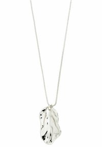 Silverhalsband med en strukturerad, oregelbundet formad hänge. Kedjan är fin och metallisk, vilket förstärker hängets reflekterande yta.