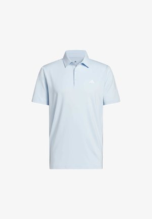 Jasnoniebieska koszulka polo wykonana z miękkiego materiału, z klasycznym kołnierzykiem, krótkimi rękawami i subtelnym białym logo na lewej stronie klatki piersiowej.