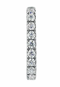 Anillo de oro blanco que presenta una fila vertical de nueve diamantes redondos, cortados en brillante, cada uno sostenido en un engaste de garra seguro, con bordes pulidos.