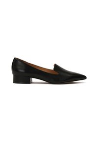 Scarpa nera in pelle slip-on con punta affilata e tacco basso a blocco. Presenta una texture liscia e un design a taglio nella parte superiore.