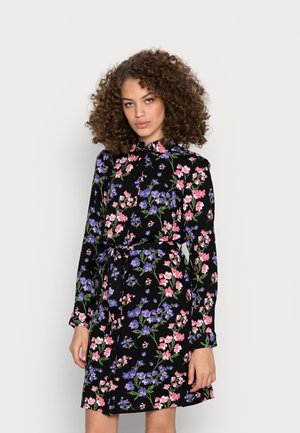 PCKAITLYN DRESS - Košilové šaty - black/blue
