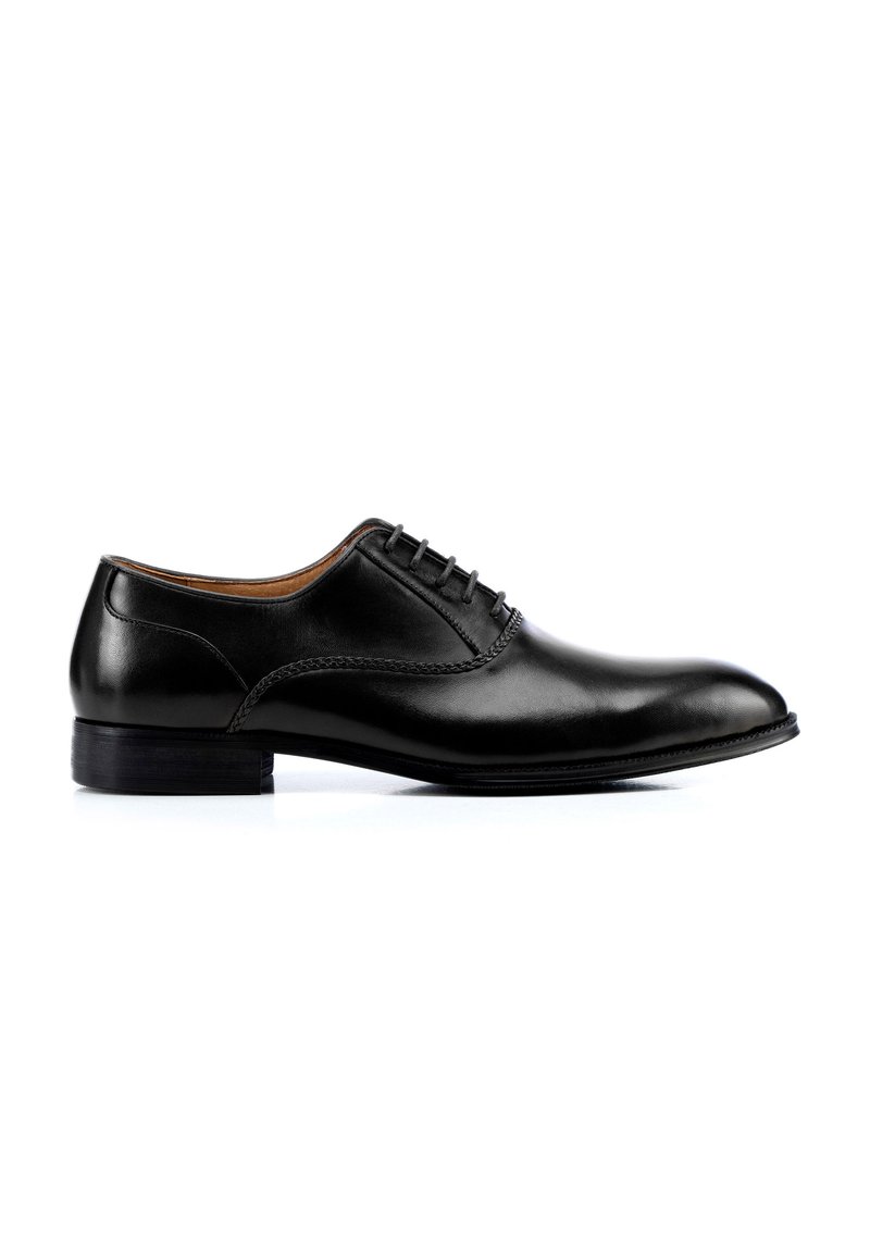 Chaussure habillée en cuir noir avec une finition lisse, un bout rond et un laçage à six œillets. Présente un subtil détail de couture et un talon bas empilé.