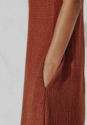 Next, TALL FIT - TEXTURED JERSEY V-NECK DRESS - Jerseykjole - rust