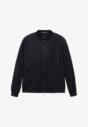 Schwarze Bomberjacke mit Frontreißverschluss, zwei seitlichen Reißverschlusstaschen, gerippten Bündchen und Kragen, präsentiert vor weißem Hintergrund.