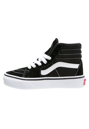 Zapatillas altas de ante negro con acentos blancos, que presentan cordones blancos, un cuello acolchado y una suela de goma blanca.