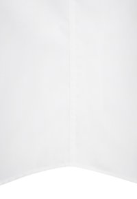 Bílá bavlněná tkanina s hladkou strukturou, složená na rohu, ukazující čistý a ostrý vzhled bez jakýchkoli vzorů nebo detailů.