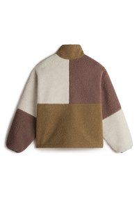 Giacca a pullover color block in pile crema, marrone e beige. Presenta un alto colletto e un materiale testurizzato con una vestibilità ampia.