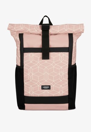 Sac à dos à rabat en tissu rose avec un motif géométrique blanc. Présente des bretelles et des accents noirs, ainsi qu'un patch de marque sur le devant.