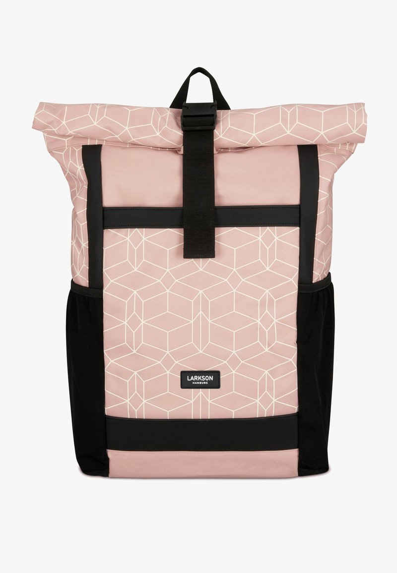 Rollo-nyitású hátizsák rózsaszín anyagból, fehér geometriai mintával. Fekete hevederekkel és kiegészítőkkel rendelkezik, valamint egy márkázott folt található az elején.
