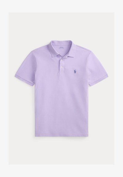 Lila Poloshirt aus Baumwolle, mit klassischem Kragen, Dreiknopfleiste, kurzen Ärmeln und einem kleinen blauen Logo auf der Brust.