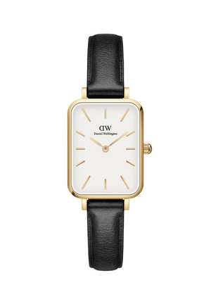 Montre rectangulaire en or avec un cadran blanc, un bracelet en cuir noir et des index horaires dorés. Elle présente un design minimaliste et une couronne sur le côté.