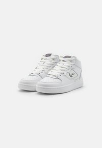 Høye hvite sneakers laget av lær og tekstil, med et teksturert design, rund tå, snøring og logo detaljer på siden.