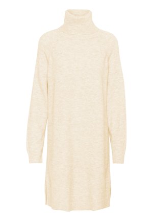 Kreminės spalvos, megztas golfo suknelė su ilgomis rankovėmis, šoninėmis skeltėmis ir minkšta tekstūra. Paprastas dizainas be raštų ar papuošimų.